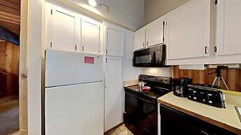 Slopeside Four Bedroom Homes at 1849 Condos - Free Wifi and Parking! b