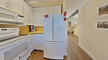 Slopeside Four Bedroom Homes at 1849 Condos - Free Wifi and Parking! b