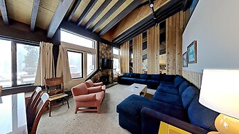 Slopeside Four Bedroom Homes at 1849 Condos - Free Wifi and Parking! b