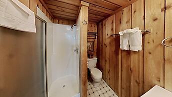 Slopeside Four Bedroom Homes at 1849 Condos - Free Wifi and Parking! b