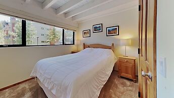 Slopeside Four Bedroom Homes at 1849 Condos - Free Wifi and Parking! b