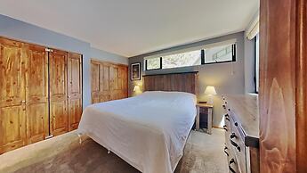 Slopeside Four Bedroom Homes at 1849 Condos - Free Wifi and Parking! b