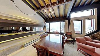 Slopeside Four Bedroom Homes at 1849 Condos - Free Wifi and Parking! b