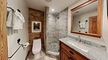 Slopeside Four Bedroom Homes at 1849 Condos - Free Wifi and Parking! b