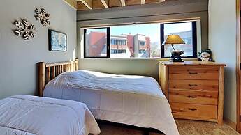 Slopeside Four Bedroom Homes at 1849 Condos - Free Wifi and Parking! b