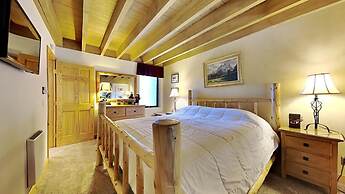 Slopeside Four Bedroom Homes at 1849 Condos - Free Wifi and Parking! b