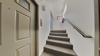 Slopeside Four Bedroom Homes at 1849 Condos - Free Wifi and Parking! b