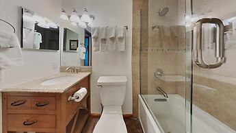 Slopeside Four Bedroom Homes at 1849 Condos - Free Wifi and Parking! b