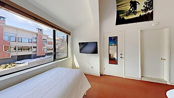 Slopeside Four Bedroom Homes at 1849 Condos - Free Wifi and Parking! b