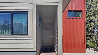 Slopeside Four Bedroom Homes at 1849 Condos - Free Wifi and Parking! b