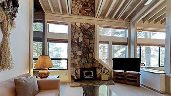 Slopeside Four Bedroom Homes at 1849 Condos - Free Wifi and Parking! b