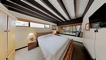 Slopeside Four Bedroom Homes at 1849 Condos - Free Wifi and Parking! b