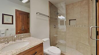 Slopeside Four Bedroom Homes at 1849 Condos - Free Wifi and Parking! b