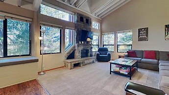 Slopeside Four Bedroom Homes at 1849 Condos - Free Wifi and Parking! b