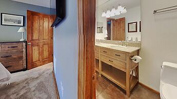 Slopeside Four Bedroom Homes at 1849 Condos - Free Wifi and Parking! b