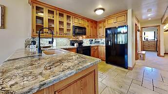 Slopeside Four Bedroom Homes at 1849 Condos - Free Wifi and Parking! b