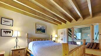 Slopeside Four Bedroom Homes at 1849 Condos - Free Wifi and Parking! b