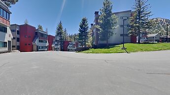 Slopeside Four Bedroom Homes at 1849 Condos - Free Wifi and Parking! b