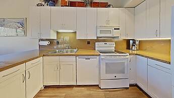 Slopeside Four Bedroom Homes at 1849 Condos - Free Wifi and Parking! b