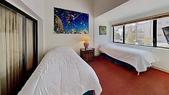 Slopeside Four Bedroom Homes at 1849 Condos - Free Wifi and Parking! b