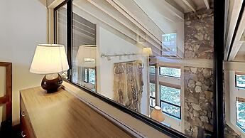 Slopeside Four Bedroom Homes at 1849 Condos - Free Wifi and Parking! b