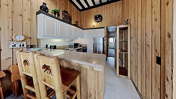 Slopeside Four Bedroom Homes at 1849 Condos - Free Wifi and Parking! b