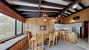 Slopeside Four Bedroom Homes at 1849 Condos - Free Wifi and Parking! b