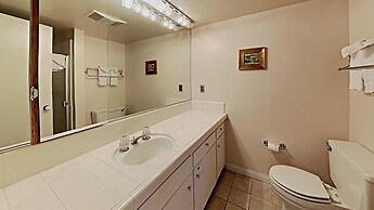 Slopeside Four Bedroom Homes at 1849 Condos - Free Wifi and Parking! b