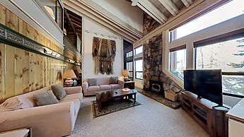 Slopeside Four Bedroom Homes at 1849 Condos - Free Wifi and Parking! b