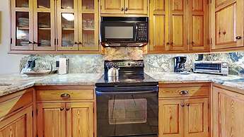 Slopeside Four Bedroom Homes at 1849 Condos - Free Wifi and Parking! b