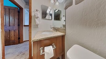 Slopeside Four Bedroom Homes at 1849 Condos - Free Wifi and Parking! b