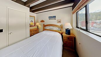 Slopeside Four Bedroom Homes at 1849 Condos - Free Wifi and Parking! b