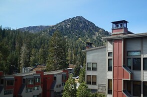 Slopeside Four Bedroom Homes at 1849 Condos - Free Wifi and Parking! b