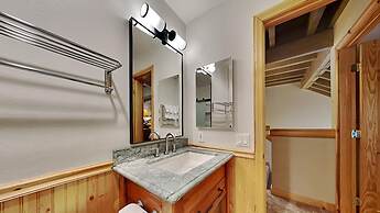 Slopeside Four Bedroom Homes at 1849 Condos - Free Wifi and Parking! b