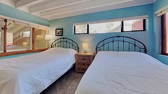 Slopeside Four Bedroom Homes at 1849 Condos - Free Wifi and Parking! b