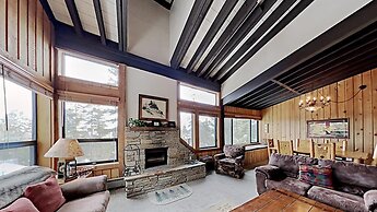 Slopeside Four Bedroom Homes at 1849 Condos - Free Wifi and Parking! b