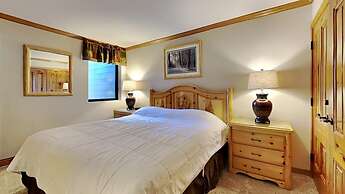 Slopeside Four Bedroom Homes at 1849 Condos - Free Wifi and Parking! b