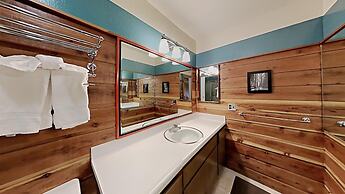 Slopeside Four Bedroom Homes at 1849 Condos - Free Wifi and Parking! b