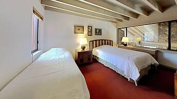 Slopeside Four Bedroom Homes at 1849 Condos - Free Wifi and Parking! b