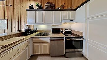 Slopeside Four Bedroom Homes at 1849 Condos - Free Wifi and Parking! b