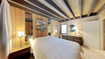 Slopeside Four Bedroom Homes at 1849 Condos - Free Wifi and Parking! b