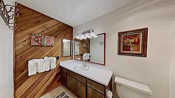 Slopeside Four Bedroom Homes at 1849 Condos - Free Wifi and Parking! b