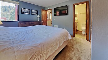 Slopeside Four Bedroom Homes at 1849 Condos - Free Wifi and Parking! b