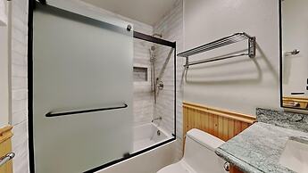 Slopeside Four Bedroom Homes at 1849 Condos - Free Wifi and Parking! b