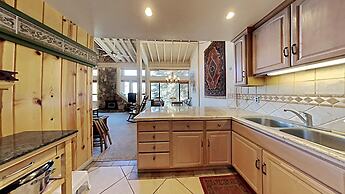 Slopeside Four Bedroom Homes at 1849 Condos - Free Wifi and Parking! b