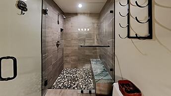 Slopeside Four Bedroom Homes at 1849 Condos - Free Wifi and Parking! b