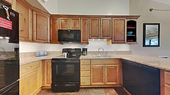 Slopeside Four Bedroom Homes at 1849 Condos - Free Wifi and Parking! b