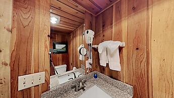 Slopeside Four Bedroom Homes at 1849 Condos - Free Wifi and Parking! b