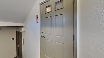 Slopeside Four Bedroom Homes at 1849 Condos - Free Wifi and Parking! b