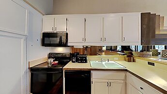 Slopeside Four Bedroom Homes at 1849 Condos - Free Wifi and Parking! b